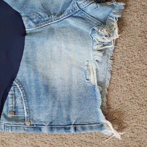 Pinkblush Distressed Denim Full Belly Maternity Shorts Size S - Picture 3 of 9